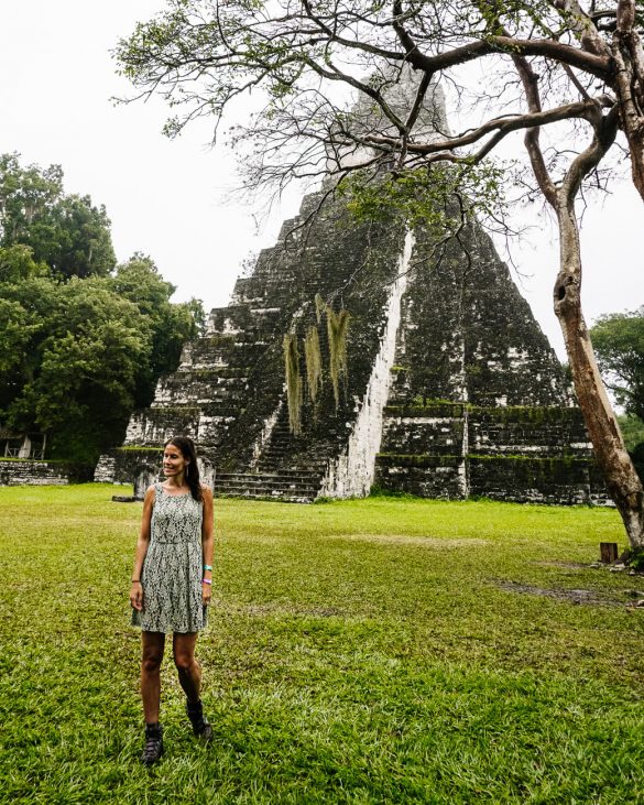 vrouw voor piramide in Tikal in Guatemala