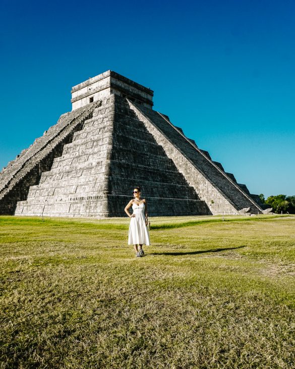 Deborah voor de Maya tempel van Cuculkan in Chichen Itza, een van de hoogtepunten tijdens een rondreis door Mexico