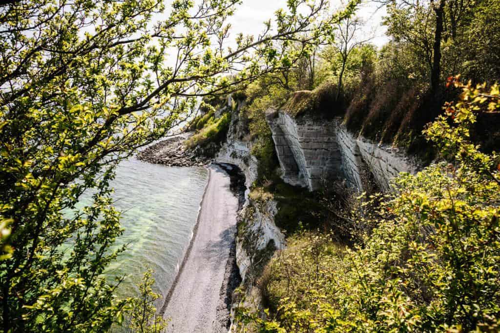 Stevns Klint features a magnificent stretch of chalk cliffs, reaching a height of 40 meters. Along this 15-kilometer series of cliffs, you can enjoy beautiful views.