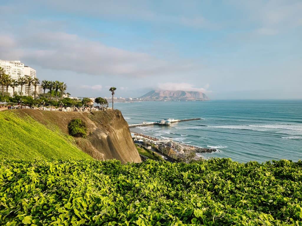 In de wijk Miraflores in Lima Peru vind je bovenaan de kliffen de Malecón, een wandelboulevard met kleine parken en mooie uitzichtpunten.