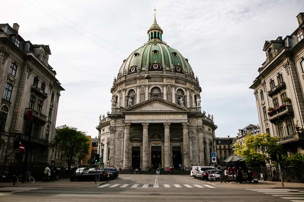 De Marmorkirken, geïnspireerd op de St Peter’s in Rome biedt uitzicht over Kopenhagen.