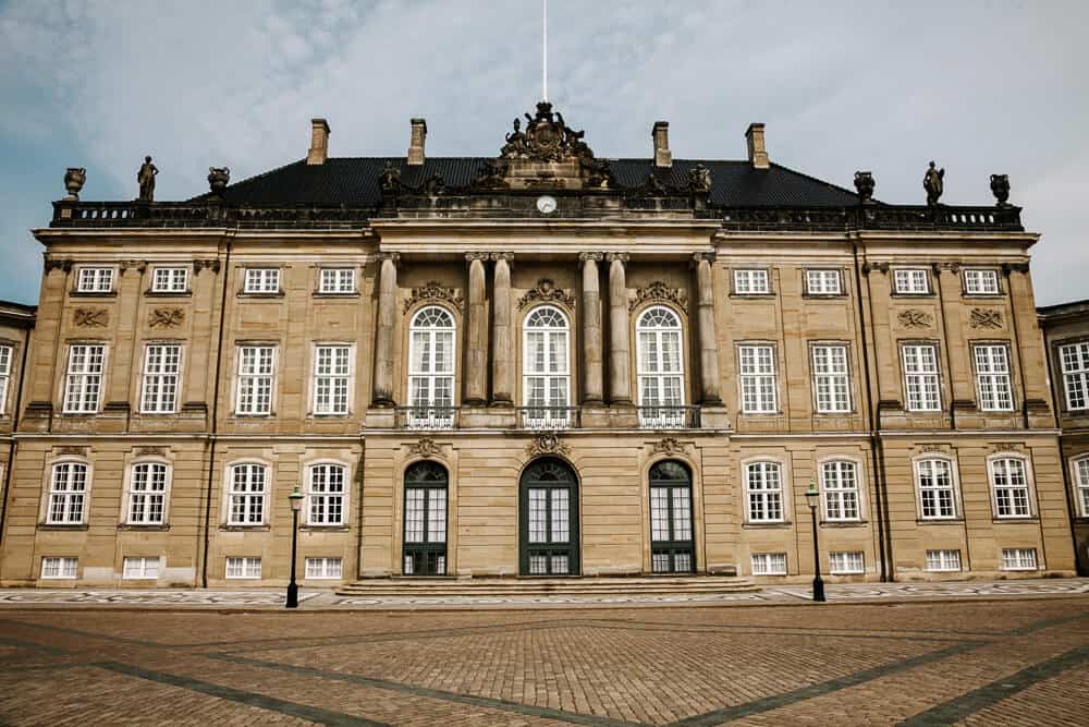 Een van de bezienswaardigheden waar je langs wilt lopen als je in Kopenhagen Denemarken bent is Amalienborg, het koninklijke paleis. 