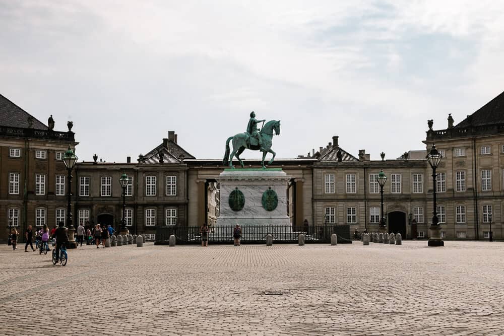 Een van de bezienswaardigheden waar je langs wilt lopen als je in Kopenhagen Denemarken bent is Amalienborg, het koninklijke paleis. 