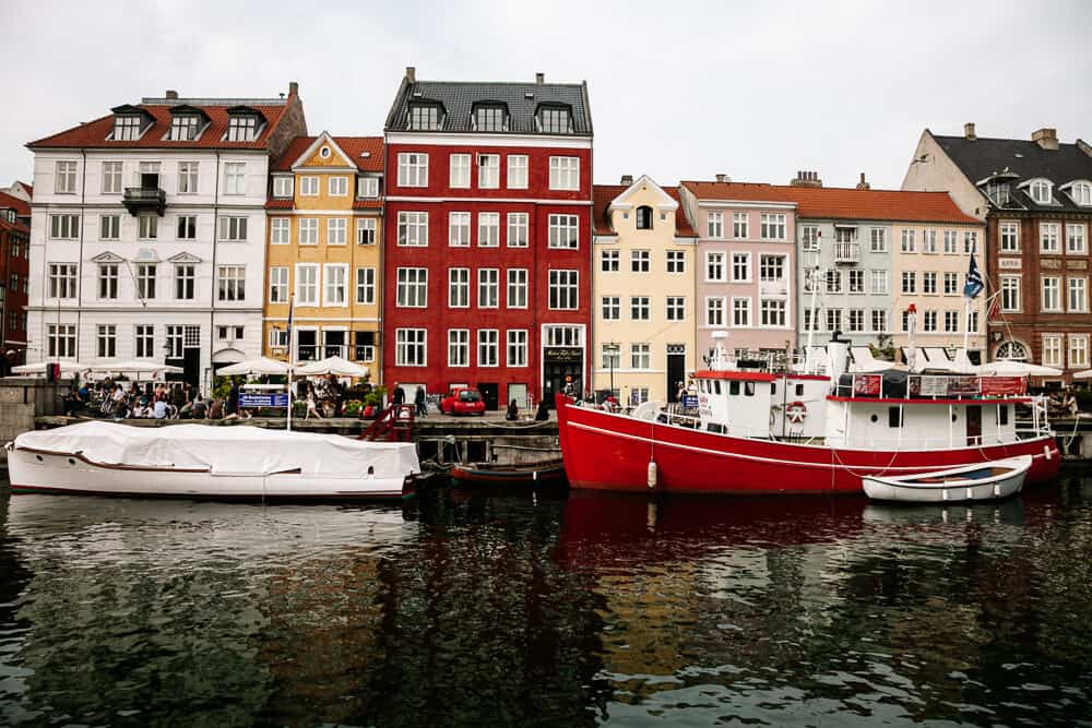 Een van de top bezienswaardigheden in Kopenhagen Denemarken is Nyhavn, met haar gekleurde huizen en oude houten boten. 