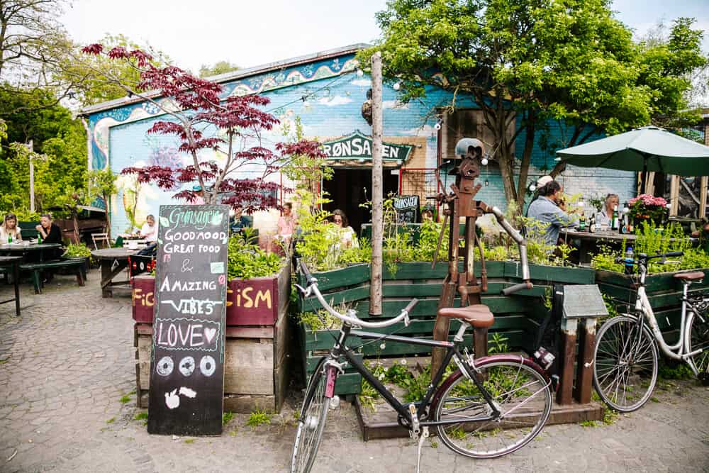 En van de leukste wijken van Kopenhagen Denemarken is Vrijstad Christiania, gelegen in het stadsdeel Christianshavn. 