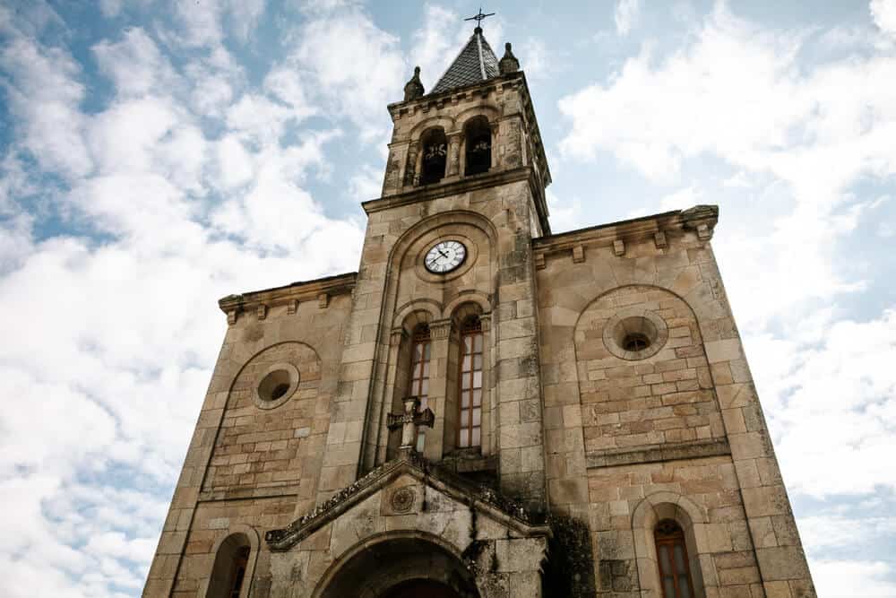 Kerk van Sarria in Galicië.