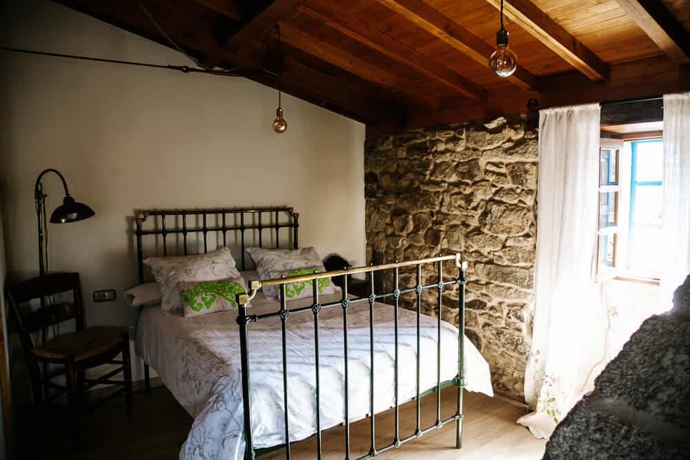 Parada das Bestas is a three-hundred-year-old farmhouse, located in the green meadows of Galicia that has been transformed into a boutique hotel.