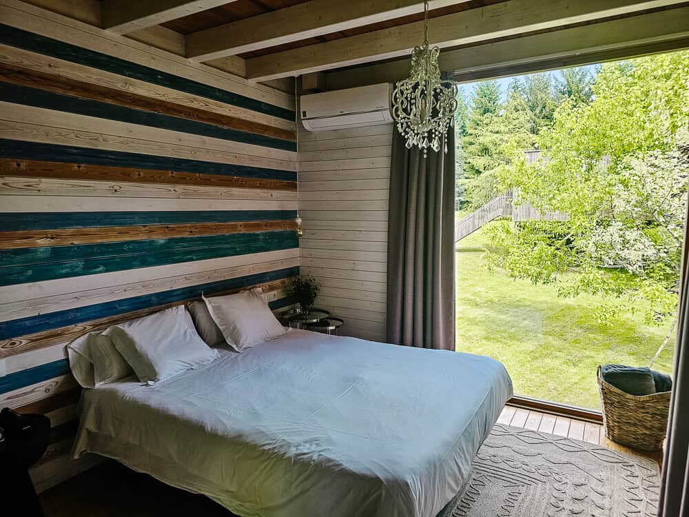 Vila Sen Vento is located in a wide green area with luxurious freestanding cabins, including a living room with a fireplace, kitchen, bedroom with a view, and a terrace with a private jacuzzi.