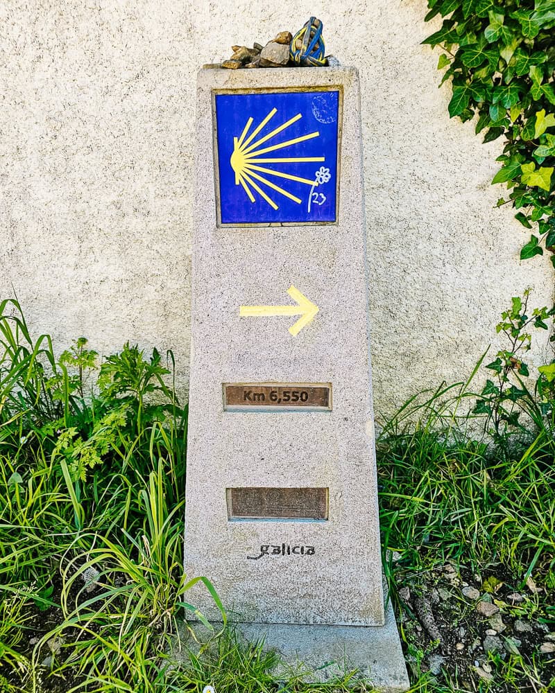 Tijdens de Camino de Saniago vind je overal gele pijlen in combinatie met een Sint Jacobsschelp, een oud en nog steeds belangrijk symbool van de Camino die je naar Santiago brengen.
