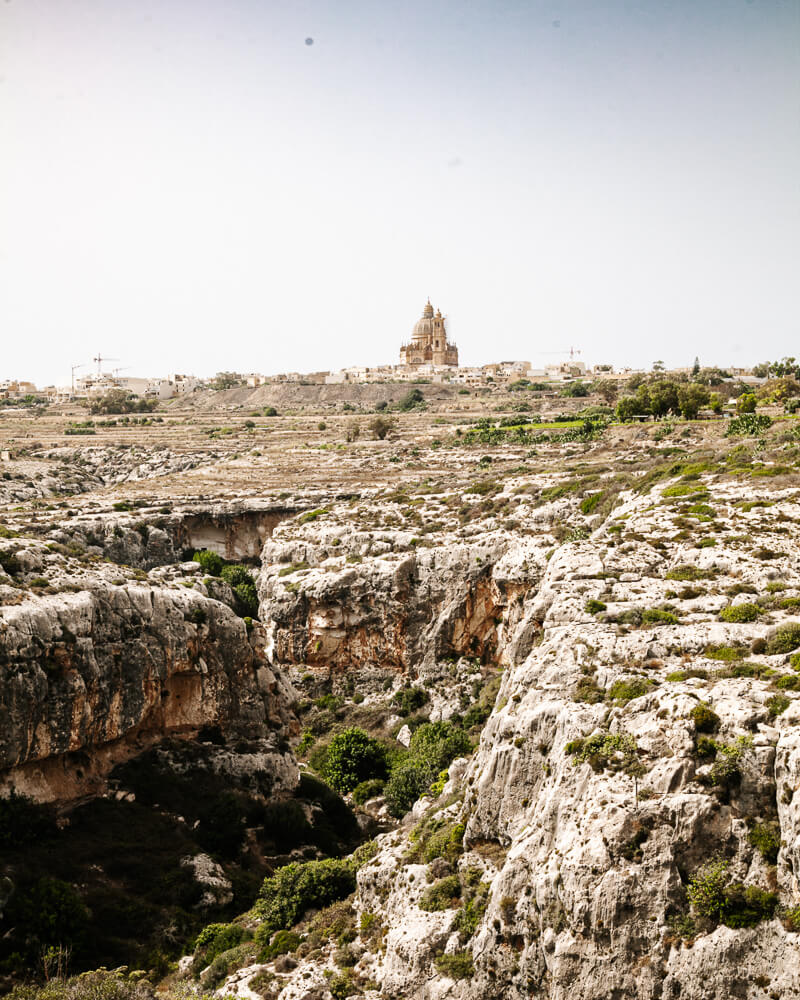 Mgarr Ix-Xini is een baai, omringd door hoge kliffen en diende als decor voor de honeymoonlocatie in de film By the Sea.