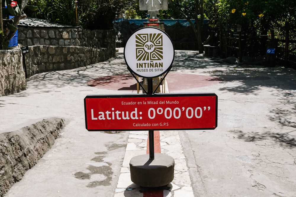 El Mitad del Mundo, het midden van de wereld, is een van de belangrijkste bezienswaardigheden die je vanuit Quito in Ecuador kunt bezoeken