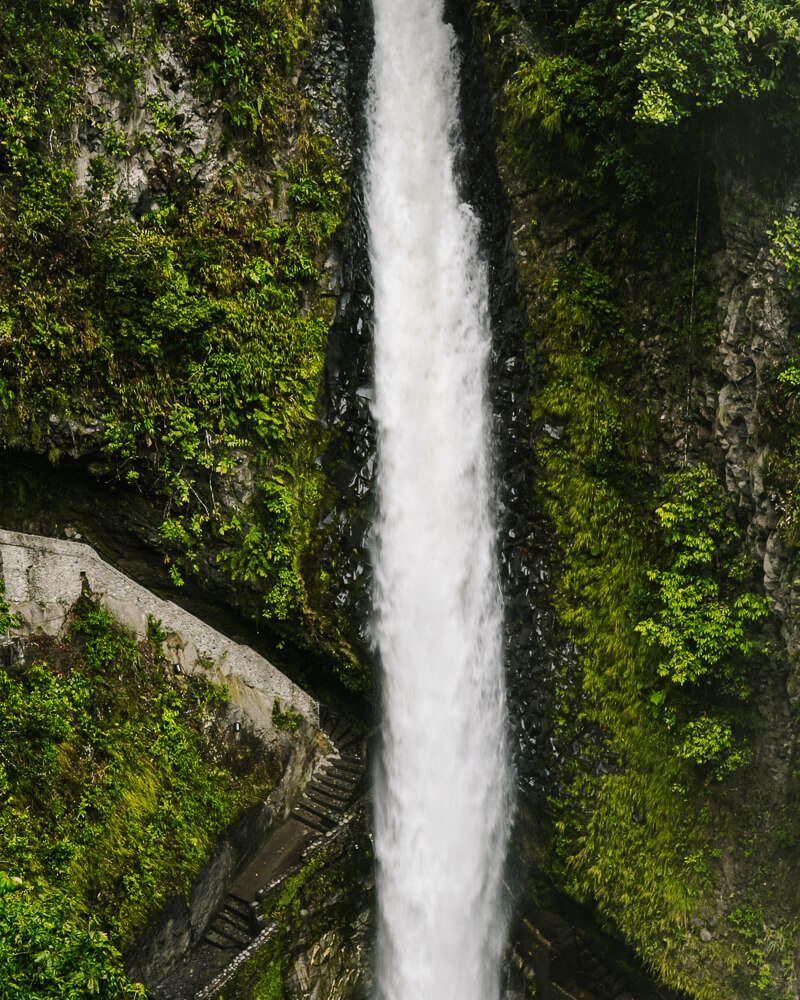 One of the most beautiful waterfalls and best things to do in Banos Ecuador is El Pailón del Diablo.