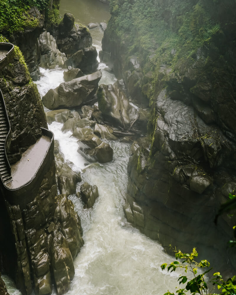 Een van de mooiste watervallen in Ecuador is El Pailon del Diablo die je rondom het dorpje Banos kunt bezoeken.