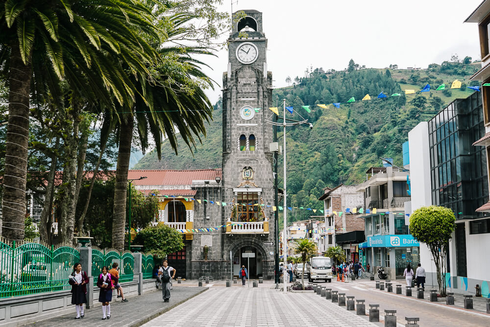 Een van de weinige bezienswaardigheden die het stadje Baños in Ecuador rijk is, is de kathedraal van de Nuestra Señora de Agua Santa, gewijd aan de Agua Santa maagd aan wie verschillende wonderen werden toegeschreven.