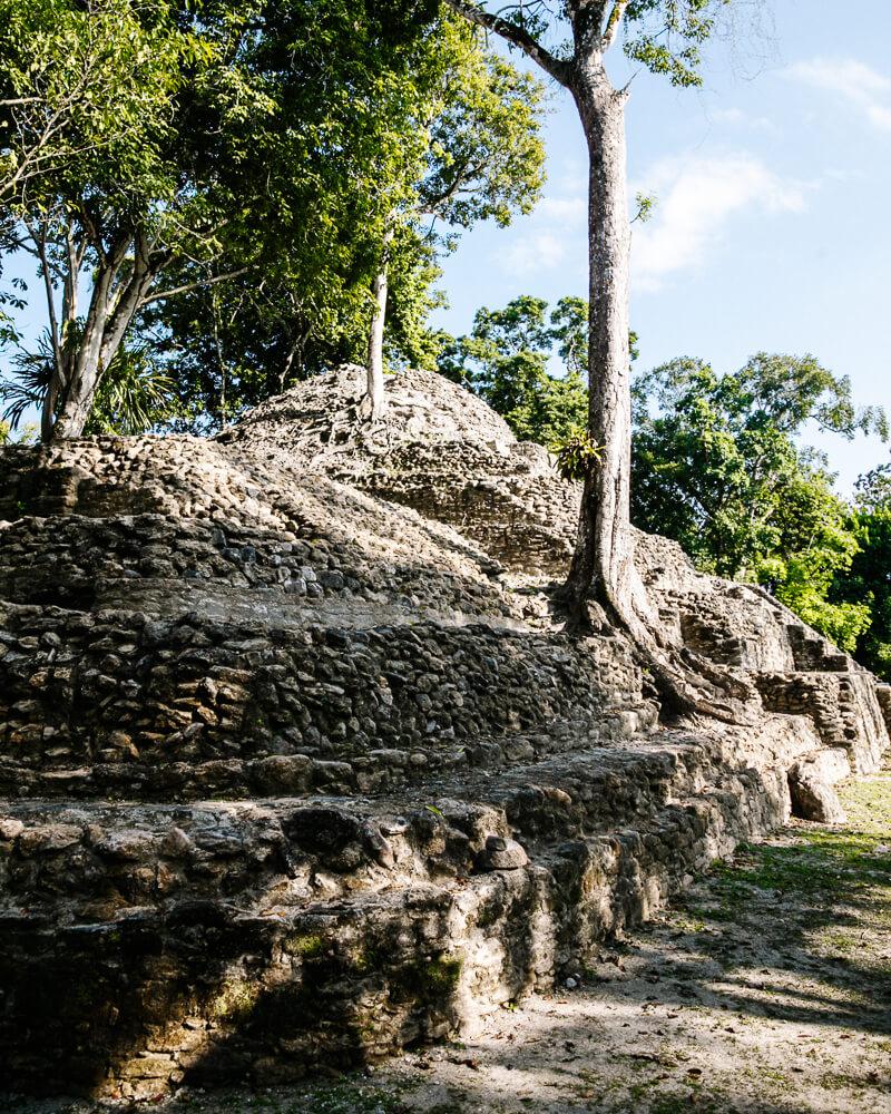 Cahal Pech, een van de oudste Maya-sites van Belize, is een van de bezienswaardigheden die lopend al binnen tien minuten vanaf San Ignacio centrum te bereiken is.