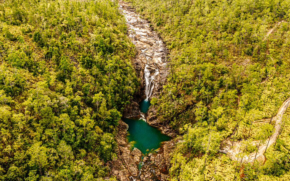 De hoogste waterval van Centraal-Amerika ligt in Belize. De Thousand Foot Falls is in tegenstelling tot wat de naam doet vermoeden 1600 foot hoog, ongeveer 500 meter, en ligt schitterend in het Mountain Pine Ridge Forest Reserve.