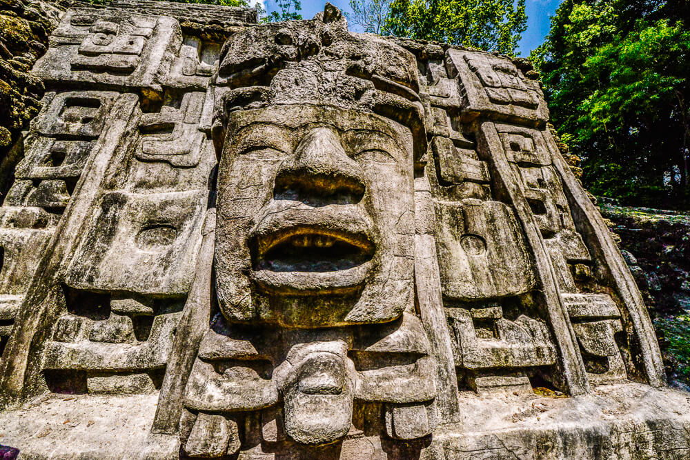 Lamanai is een voormalige Mayastad en een van de archeologische bezienswaardigheden van Belize gelegen aan de oevers van de New River Lagoon.