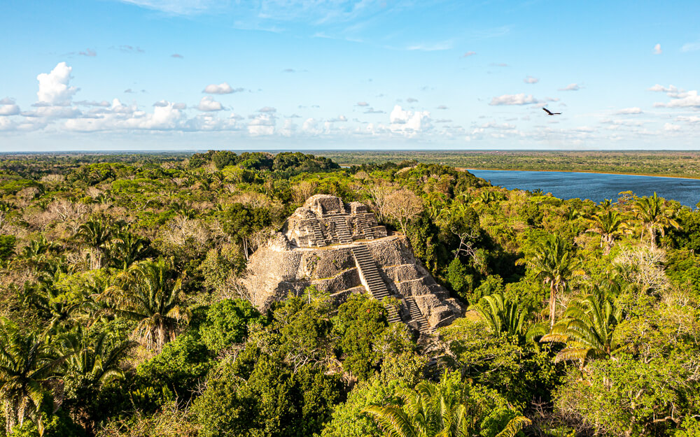 Lamanai is a former Maya city and one of the archaeological things to in in Belize, located on the shores of the New River Lagoon. 