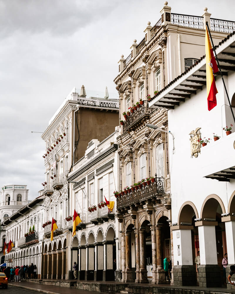 In het centrum van Cuenca loop je door geplaveide straatjes, langs pleinen, grote kathedralen, musea, lokale ambachten en uitzichtpunten. 