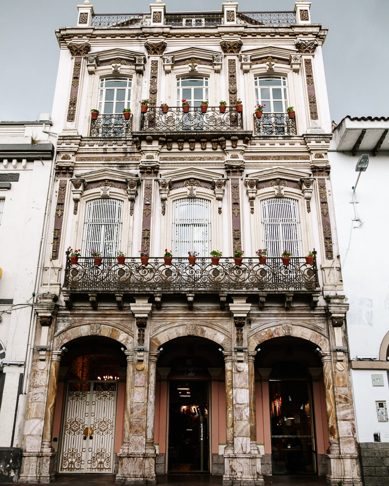 Cuenca in Ecuador is een prachtige stad met geplaveide straatjes, groene pleinen, kerken en een mooie architectuur waar je op je gemak doorheen kunt struinen.