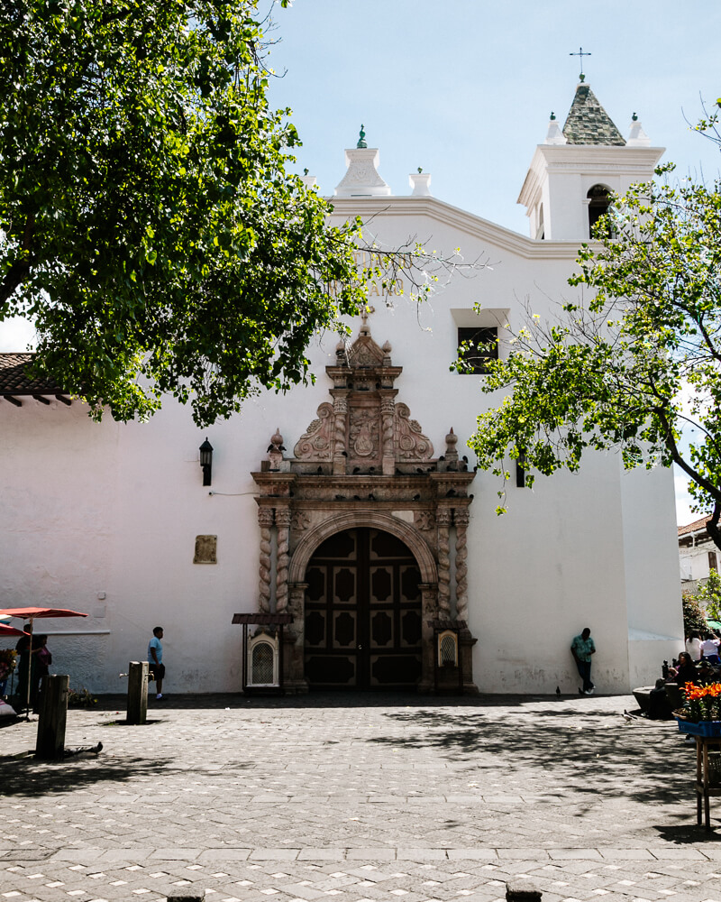 Cuenca in Ecuador is een prachtige stad met geplaveide straatjes, groene pleinen, kerken en een mooie architectuur waar je op je gemak doorheen kunt struinen.