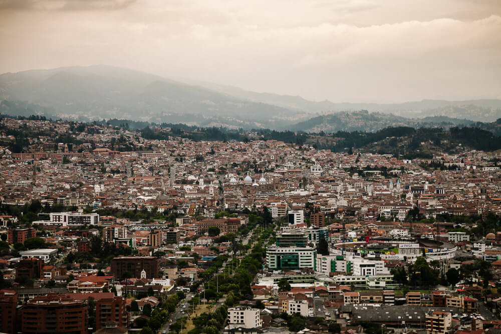 Mirador Turi, gelegen op een berg net iets buiten het centrum, is een van de populaire bezienswaardigheden van Cuenca, voor zowel locals als bezoekers.