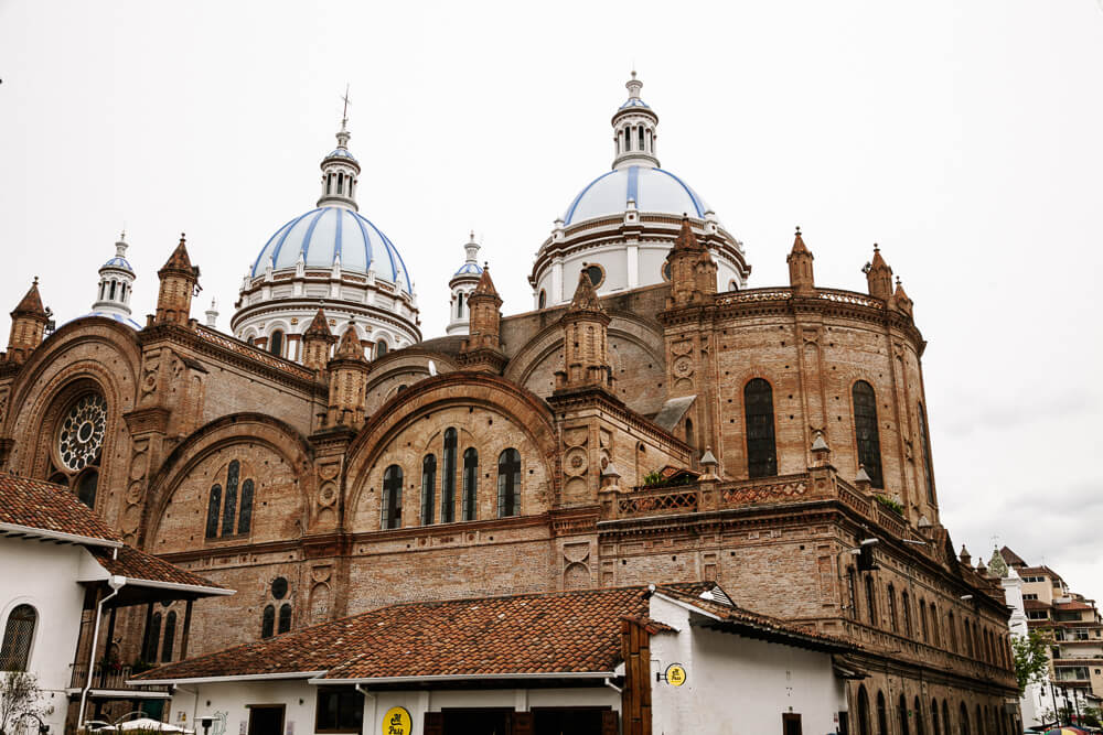 De koepels van de Catedral de la Inmaculada Concepcíon van Cuenca Ecuador met haar lichtblauwe tegeltjes behoren tot een van de karakteristieke bezienswaardigheden van de stad.