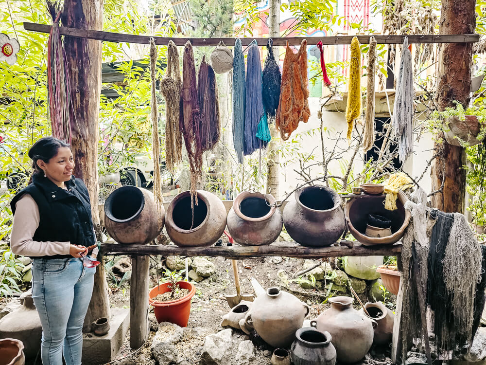 Gualaceo staat bekend om zijn IKAT-weeftechniek. In La Casa de la Makana worden de traditionele blouses en sjaals met bloemmotief gemaakt en kun je de verschillende stappen van het weefproces zien.