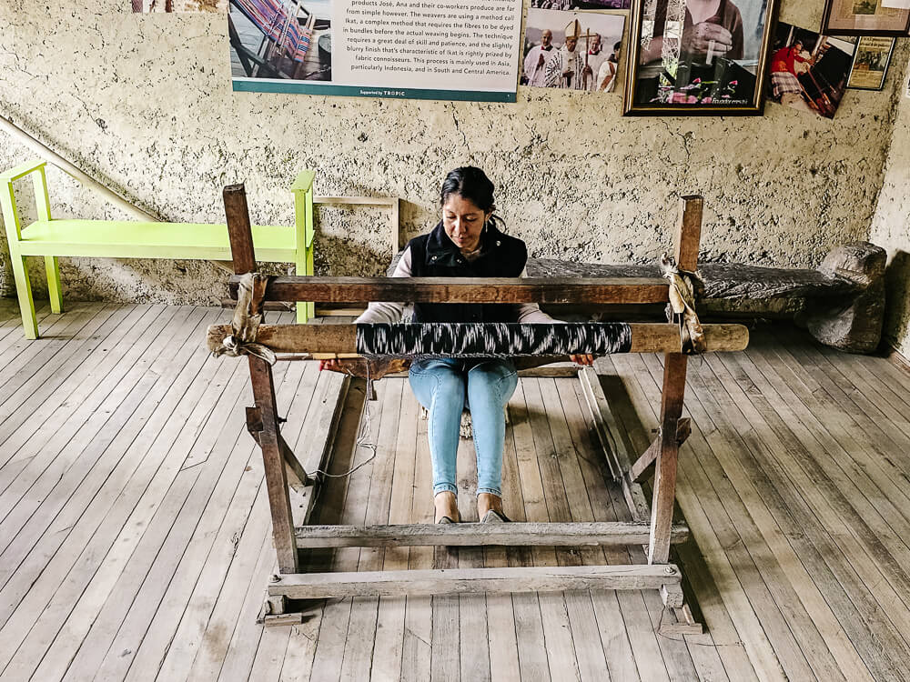 Gualaceo staat bekend om zijn IKAT-weeftechniek. In La Casa de la Makana worden de traditionele blouses en sjaals met bloemmotief gemaakt en kun je de verschillende stappen van het weefproces zien.