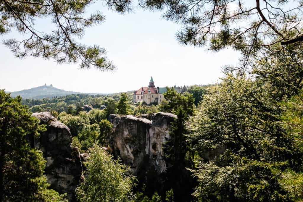 Vanuit Kutna Hora rijd je in anderhalf uur naar Chateau Hruba Skala, de perfecte uitvalsbasis voor een wandeling in het Boheems Paradijs.