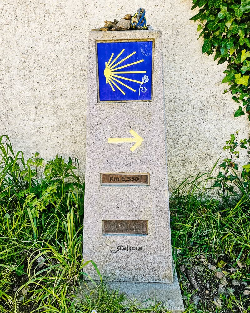 During your last 100 km to santiago de compostela route, you’ll find yellow arrows combined with a scallop shell, an old and still important symbol of the Camino.