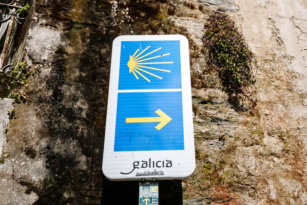 Signings during the last 100 km to Santiago de Compostela of the Camino Frances, a route you can complete in five days, walking an average of 24 kilometers per day.