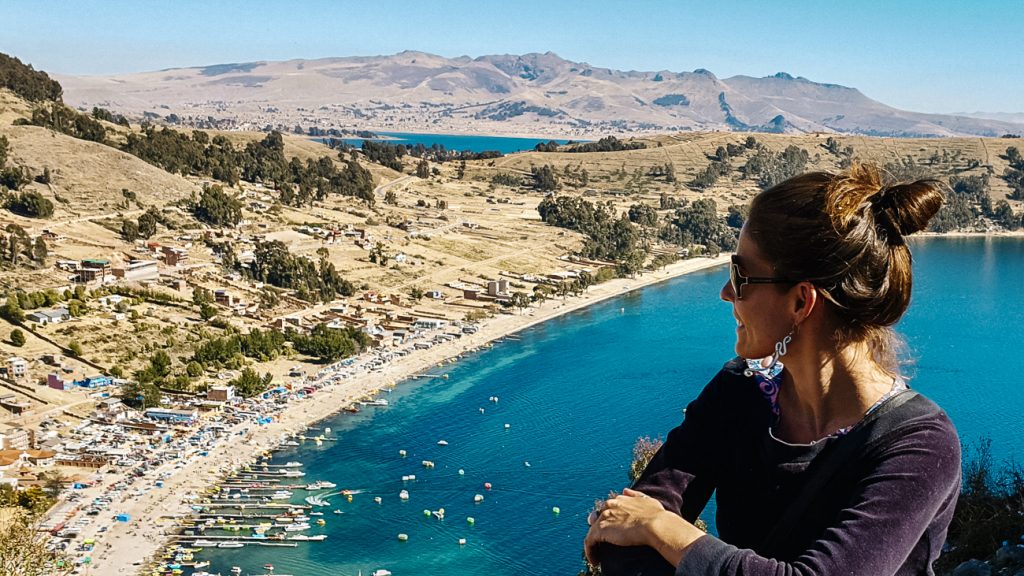 uitzicht vanaf Cerro Calvario op Lake Titicaca in Copacabana bolivia