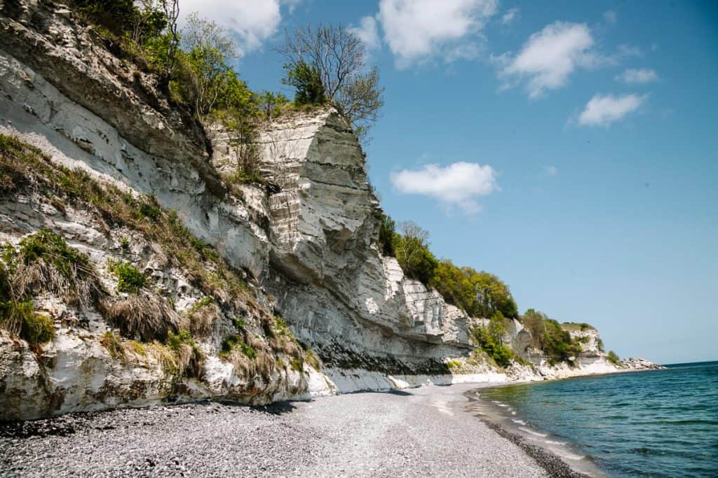 Stevns Klint features a magnificent stretch of chalk cliffs, reaching a height of 40 meters. Along this 15-kilometer series of cliffs, you can enjoy beautiful views.