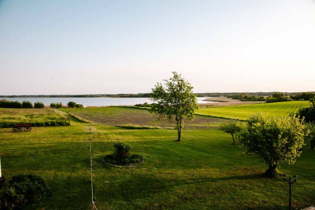 Jungshoved Præstegaard is one of the unique places to stay in Denmark, because of its natural setting. The country house is located in Præstø, in the east of Zealand in Denmark, directly on the sea and surrounded by vast fields.