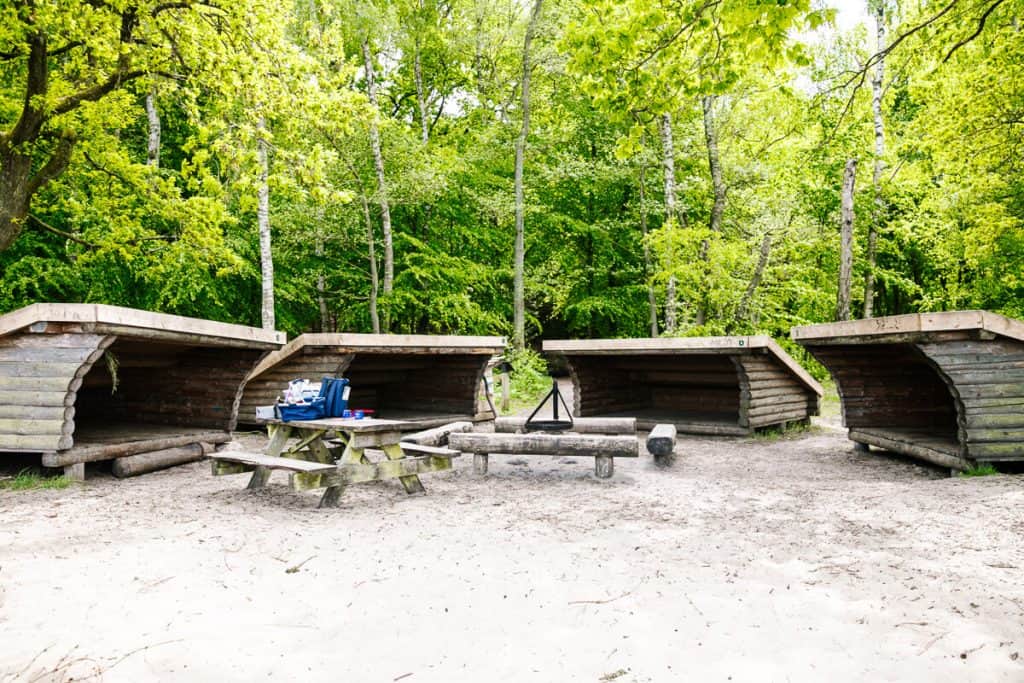 One of the shelters you can book in Lillebaelt Nature Reserve on Fyn island is Søbadet. Here, you sleep on the water’s edge, beneath the open sky, in close proximity to the Old Little Belt Bridge.