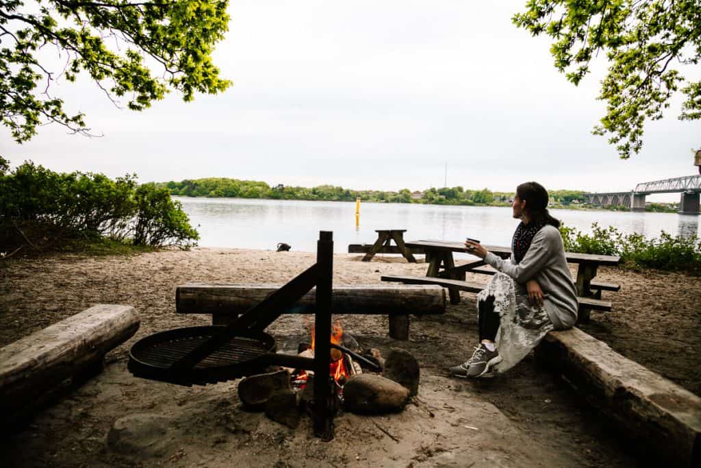 One of the shelters you can book in Lillebaelt Nature Reserve on Fyn island is Søbadet. Here, you sleep on the water’s edge, beneath the open sky, in close proximity to the Old Little Belt Bridge.