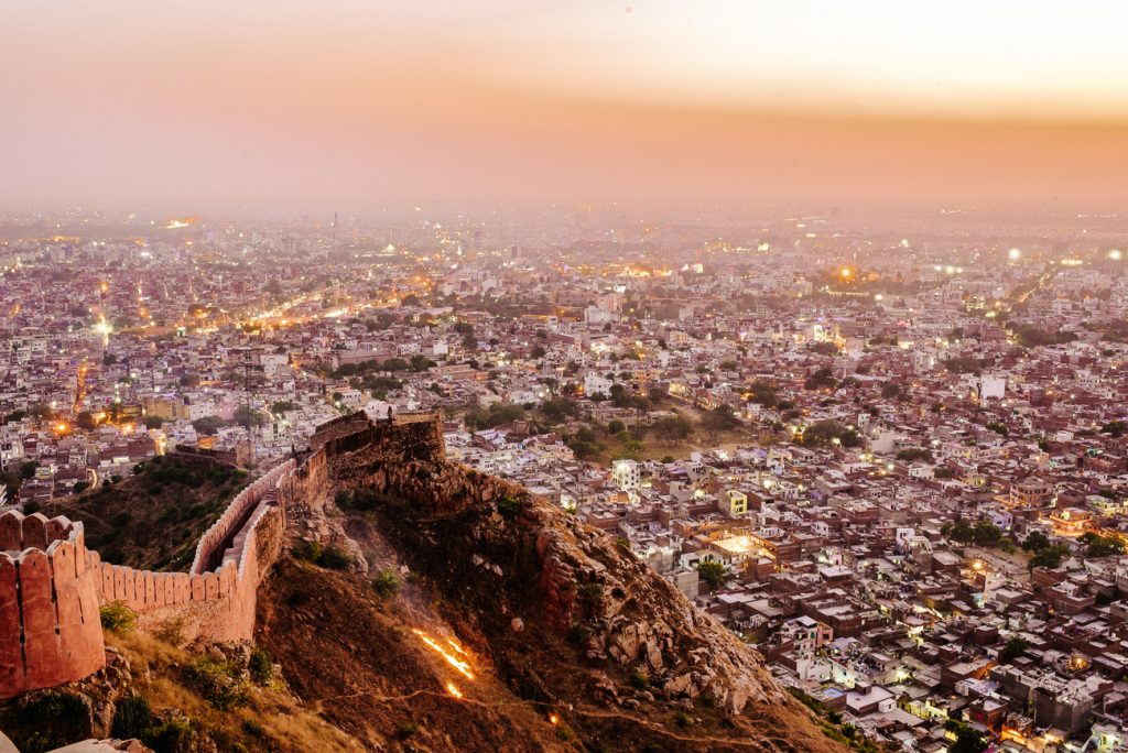 Jaipur is known for the Amber fort, but the city has another fort: The Nahargargh fort. This fortress in the Aravalli mountains is one of the highlights of Jaipur because of the view over the city.