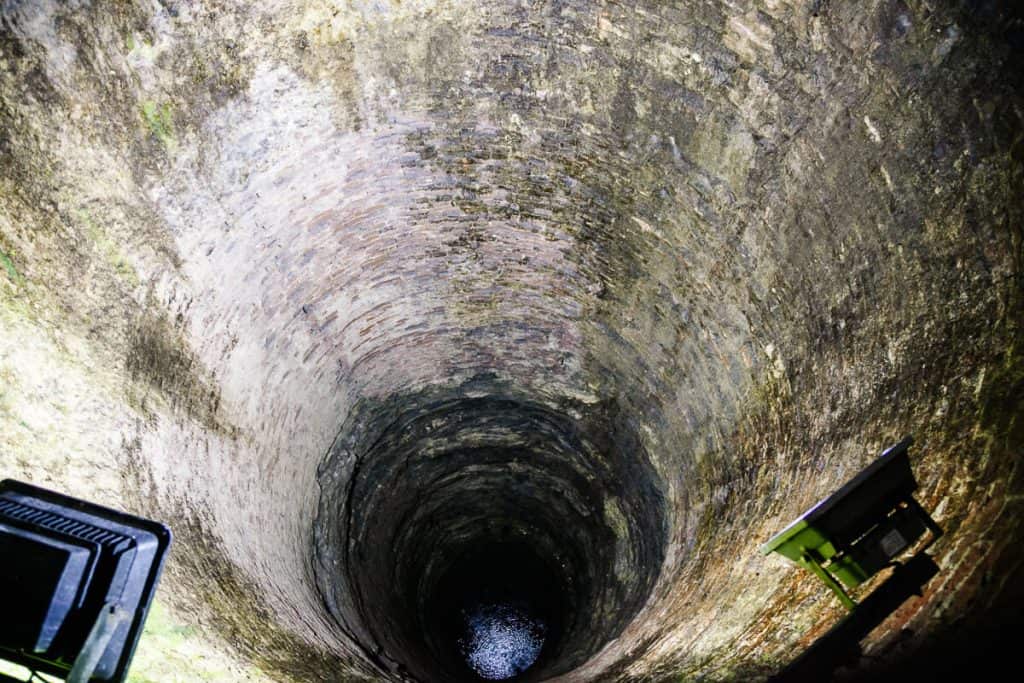 Mělník has an extensive tunnel system, with floors that are located 8 to 25 meters underground, including a medieval well from the 13th century.