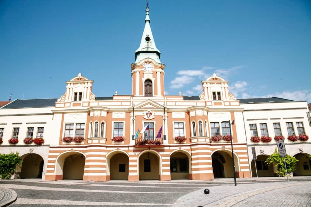 Mělník is een stadje in de regio Centraal-Bohemen, idyllisch gelegen op de plek waar de rivieren Elbe en de Moldau samenkomen, gelegen in de omgeving van Praag in Tsjechie.