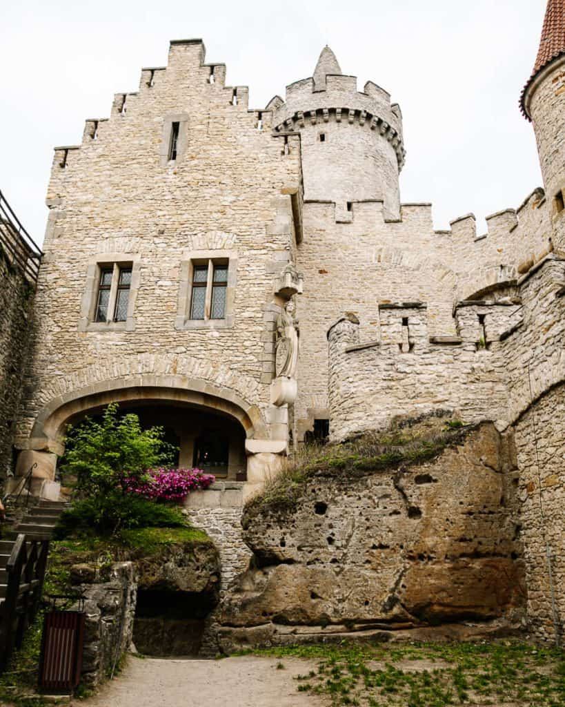 Op dag 3 van deze roadtrip en rondreis door Tsjechie is het leuk om in de ochtend de burcht van Kokořín te bezoeken. Dit kasteel wat dateert uit de 14e eeuw ligt in de omgeving van Praag, hoog op een kalkstenen rots, omringd door groene bossen.