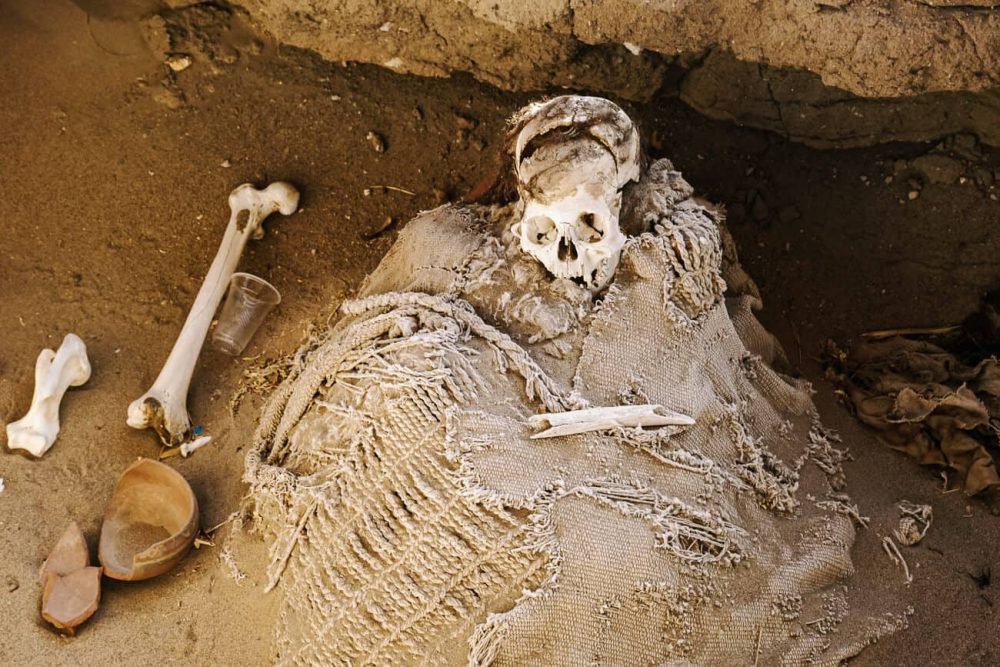 Chauchilla cemetery is located on a large expanse of sand in the middle of the desert. It is one of the unique things to do in Nazca Peru.