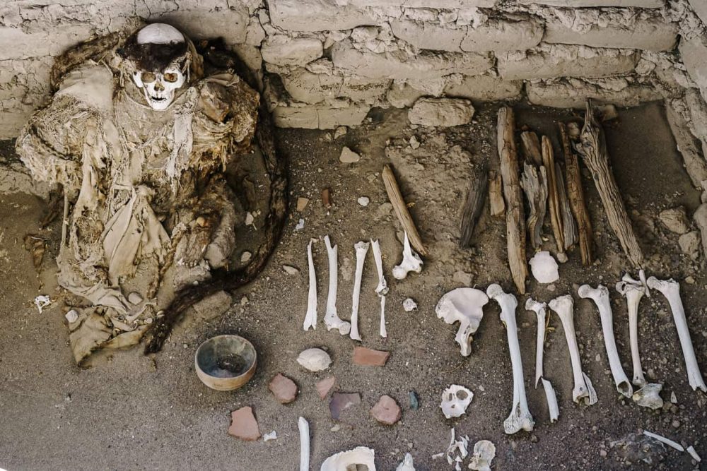 Chauchilla cemetery is located on a large expanse of sand in the middle of the desert. It is one of the unique things to do in Nazca Peru.