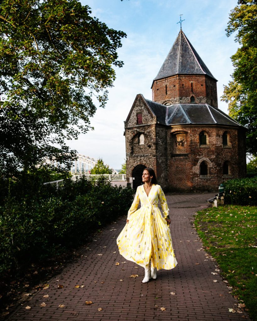 What to do in Nijmegen? The Valkhof park is a place that you first of all want to visit, because of the view over the Waal. From the Sint-Nicolaaskapel, you have a great view of this 82 km long river. 