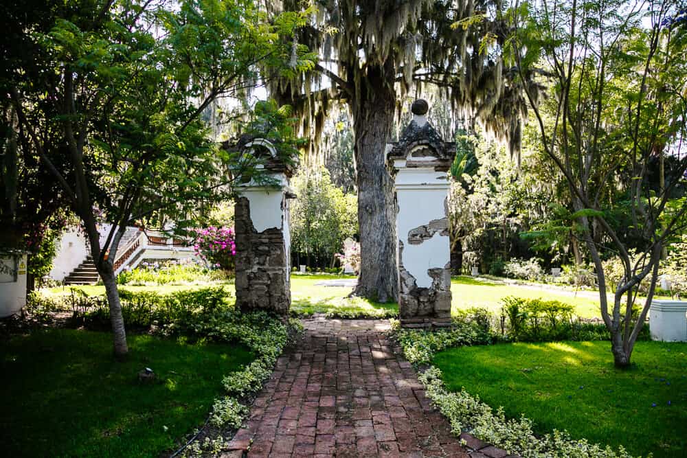 Hacienda Piman is located at an altitude of 2000 meters, in a beautiful valley surrounded by mountains, near the city of Ibarra in Ecuador. 