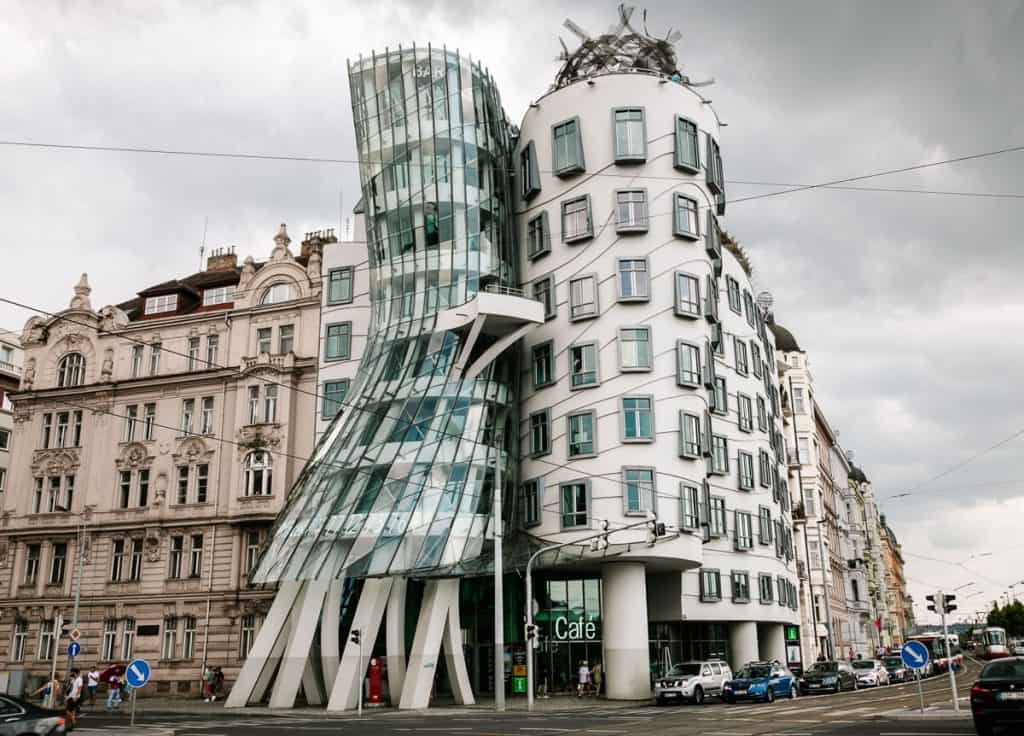 Het dansende huis werd ontworpen door dezelfde architect als het Guggenheim museum in Balbao, Frank Gehry en wordt vergeleken met dansduo Fred Astaire en Ginger Rogers.