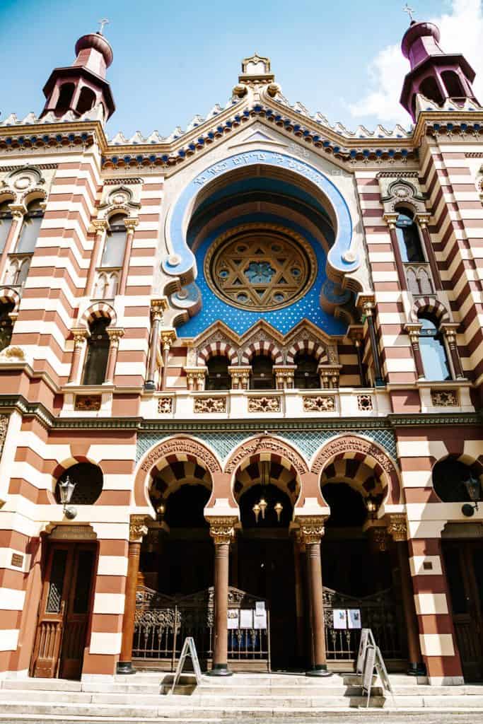 De Jerusalem Synagoge, uit de 20e eeuw, gelegen aan de Jerusalem straat, laat Moorse en art nouveau elementen zien. 