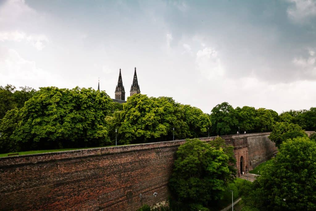 Vesting Vyšehrad, gelegen op een rots boven de Moldau, zou volgens de legende de geboorteplaats van Praag zijn.