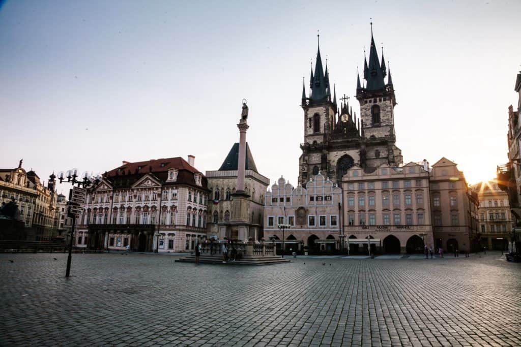 Het Raadhuisplein is het mooiste plein van de stad en daarom een van de bezienswaardigheden die je niet mag missen in Praag. 