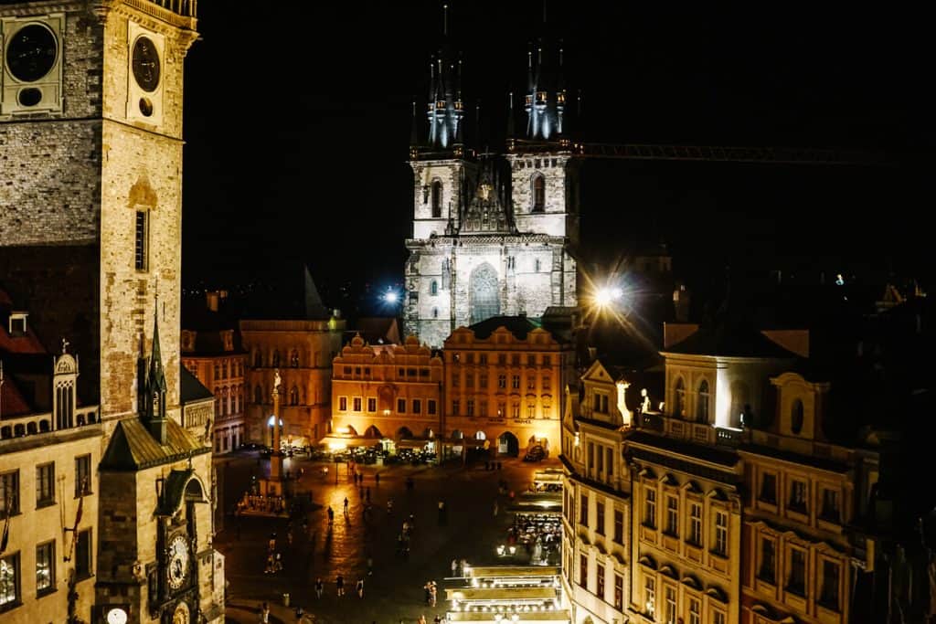 Uitzicht vanaf het dakterras Terasa U Prince op het Raadhuisplein in Praag.